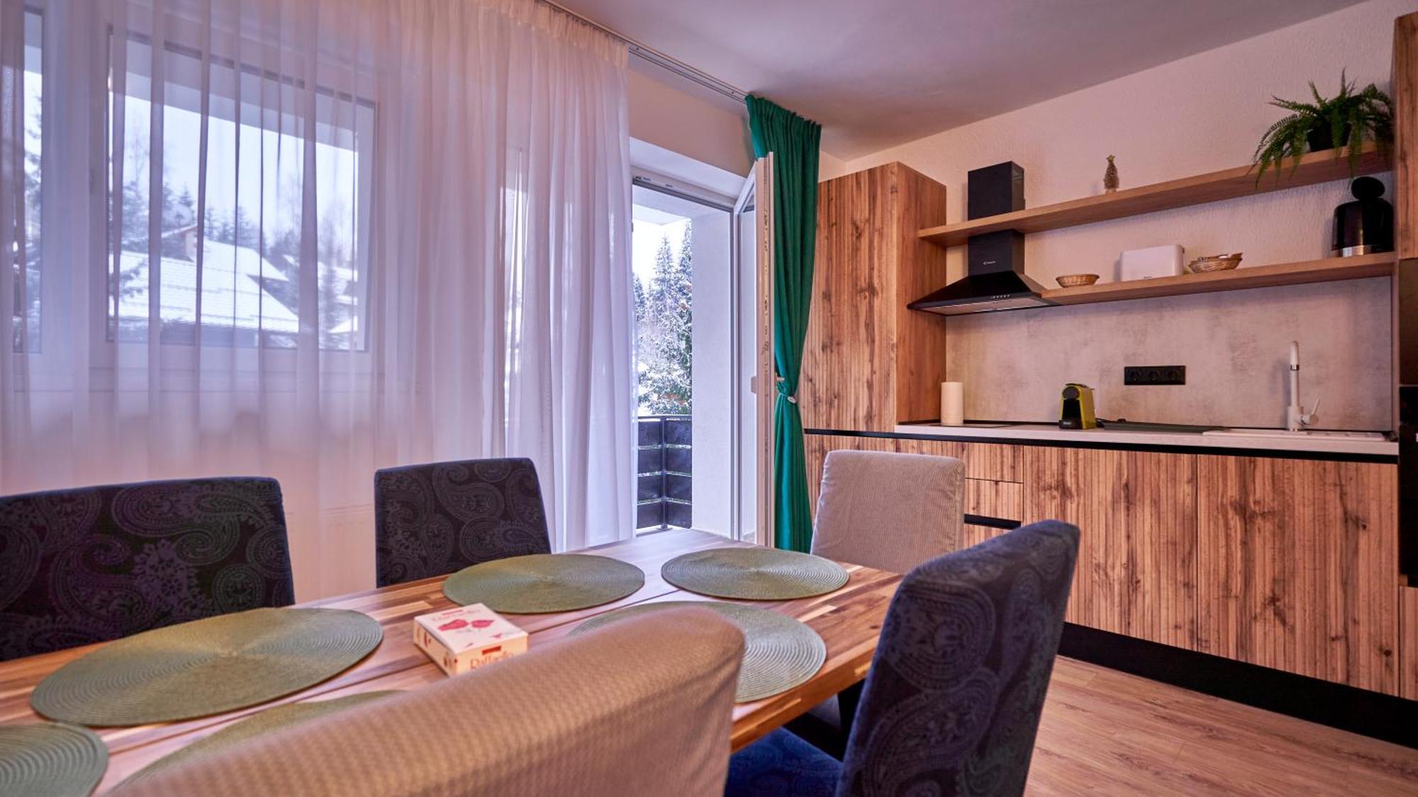 Family Treez Premium Apartments 포이아나브라소프 외부 사진